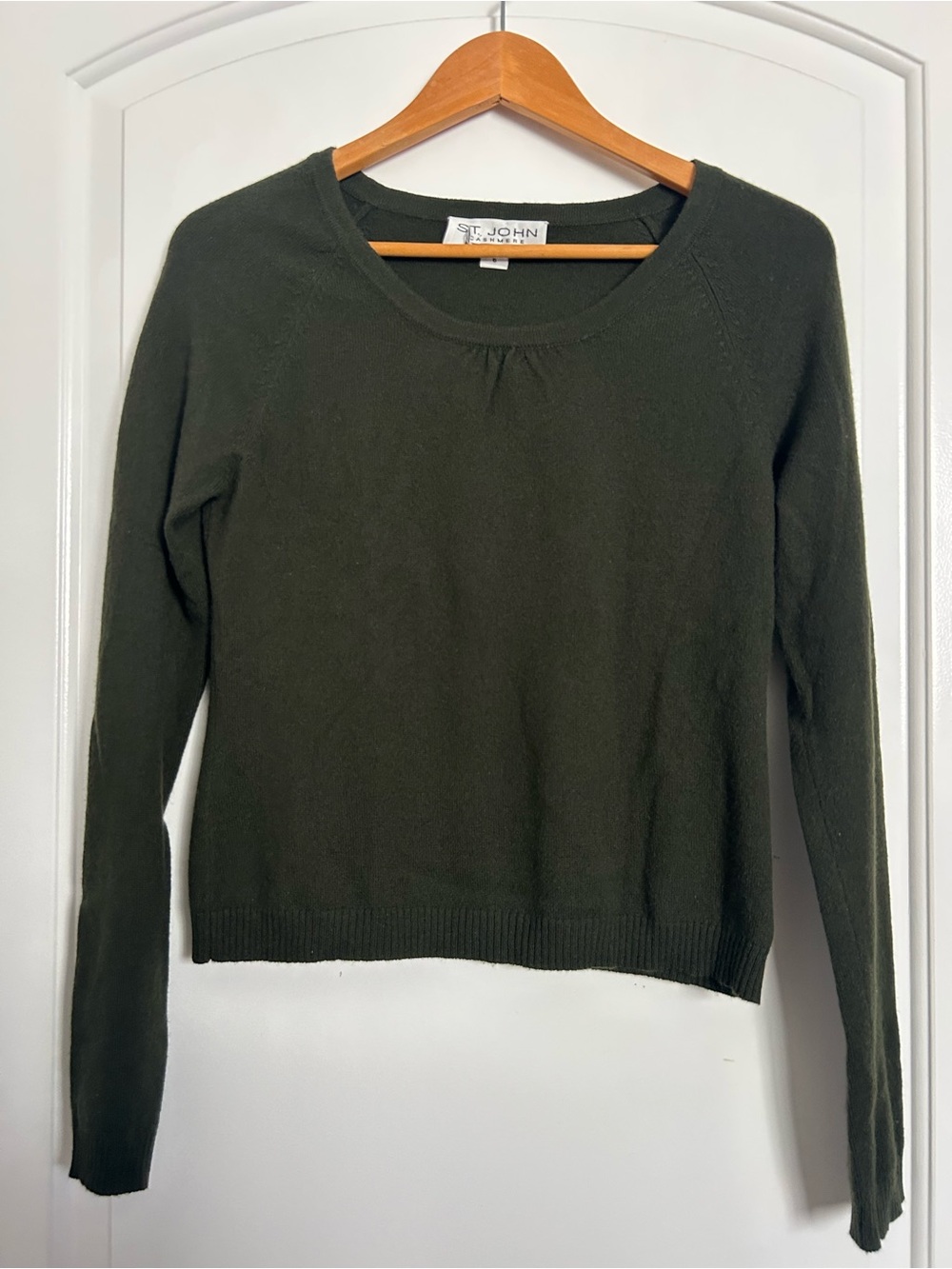 St. John 100% Cashmere Olive Green Crewneck Sweater size 6 preppy chic 90s vntg